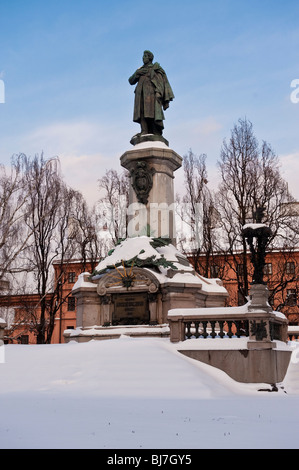 Statua del poeta polacco Adam Mickiewicz sulla Krakowskie Przedmiescie street a Varsavia Polonia Foto Stock