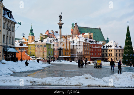 Piazza castello o Plac Zamkowy con la colonna e la statua del Re Sigismondo III Vasa in città vecchia Varsavia POLONIA Foto Stock