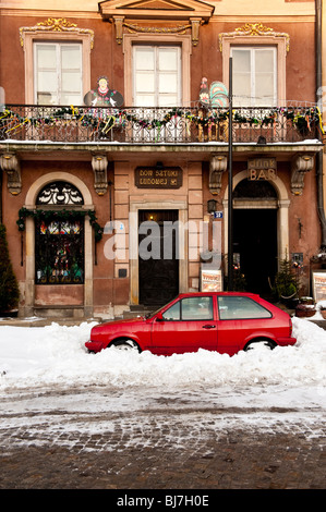 Nevicato in auto in Piazza del Vecchio Mercato Di Varsavia POLONIA Foto Stock