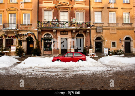 Nevicato in auto in Piazza del Vecchio Mercato Di Varsavia POLONIA Foto Stock