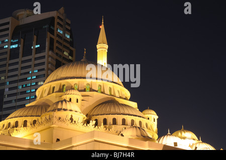 Al Noor moschea in Sharjah City di notte. Emirati Arabi Uniti Foto Stock