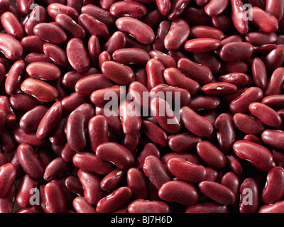 Fagioli rossi interi secchi - primo piano su telaio pieno Top shot (Phaseolus vulgaris) Foto Stock