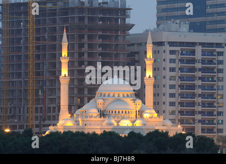 Al Noor moschea nella città di Sharjah al crepuscolo, Emirati Arabi Uniti Foto Stock
