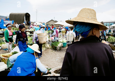 Mercato settimanale di formatura (vicino a Dali), nella provincia dello Yunnan in Cina. Foto Stock