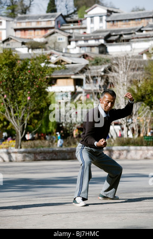 L'uomo praticare il tai chi in mattina presto nella cittadina turistica di Lijiang, nella provincia dello Yunnan in Cina. Foto Stock