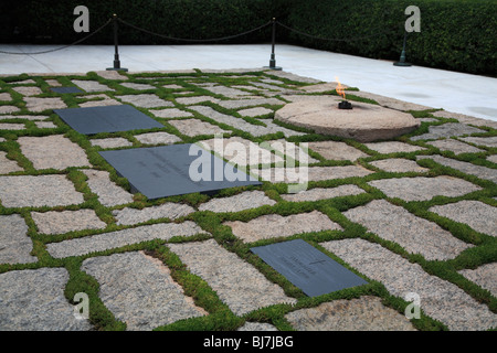 La fiamma eterna, Kennedy recinto, il Cimitero Nazionale di Arlington Arlington, Virginia, Stati Uniti d'America, America del Nord Foto Stock