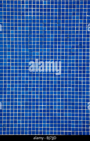 Blu di piastrelle a mosaico su una parete Foto Stock