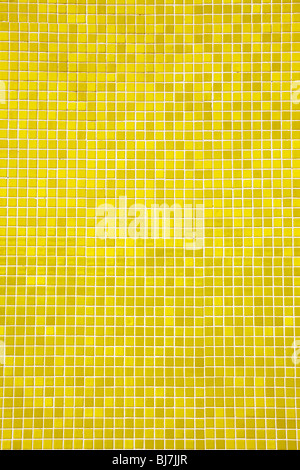 Il giallo di piastrelle a mosaico su una parete Foto Stock