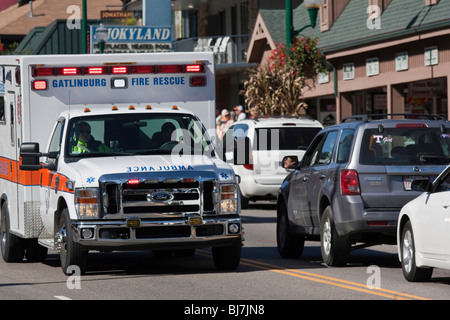 Gatlinburg, Tennessee, negli Stati Uniti, un'ambulanza guida per strada nel centro del Nord America, vita quotidiana degli Stati Uniti, alta risoluzione Foto Stock