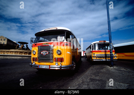 Autobus pubblici presso il capolinea principale de La Valletta, Malta Foto Stock