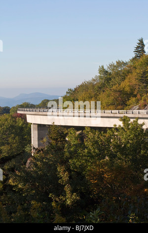 Grandfather Mountain Bridge Linn Cove Viaduct North Carolina North Carolina Appalachian Mountains sulla Blue Ridge Parkway negli Stati Uniti Stati Uniti d'America ad alta risoluzione Foto Stock