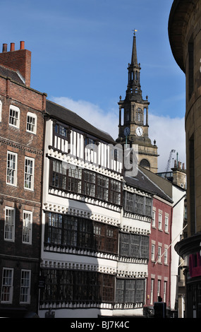 Bessie Surtees house su Newcastle Quayside, con la Chiesa di tutti i santi in background Foto Stock