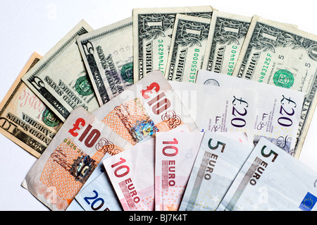 Una variegata selezione di dollari USA, sterlina inglese e euro Foto Stock