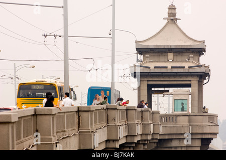 Guardia militare in una finestra blu cabina sulla Wuhan Yangzi grande ponte. Wuhan, provincia di Hubei in Cina. Foto Stock