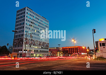 Haus des Lehrers edificio di fronte di Alexa (centro commerciale) vicino a Alexanderplatz di Berlino, Germania, Europa Foto Stock