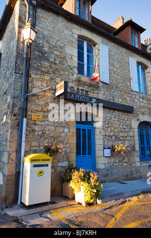 Ufficio postale, sera; Domme; Dordogne; a sud ovest della Francia; l'Europa Foto Stock