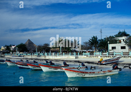 Barche da pesca e waterfront in Puerto Morelos, Quintana Roo, Messico Foto Stock