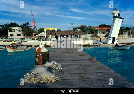 La città dal molo di Puerto Morelos, Quintana Roo, Messico Foto Stock