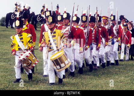British Redcoats di fanteria in marcia in colonna, 1815 piedi reggimenti reggimento inglese soldato britannico soldati uniformi uniforme Foto Stock
