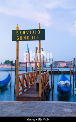 Stazione Gondola guardando verso San Giorgio Maggiore, Venezia. Foto Stock