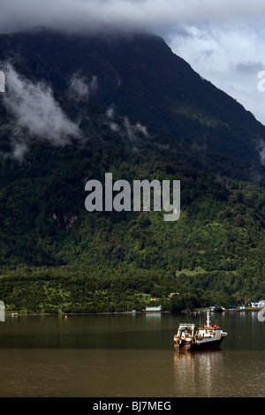 Barca da pesca a Puerto Chacabuco, Patagonia, Cile. Foto Stock