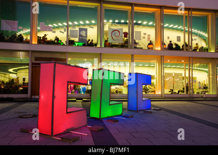 Lettere luminose nella parte anteriore del Centro Congressi di Berlino, ccn durante il caos Congresso di comunicazione 26C3 Foto Stock