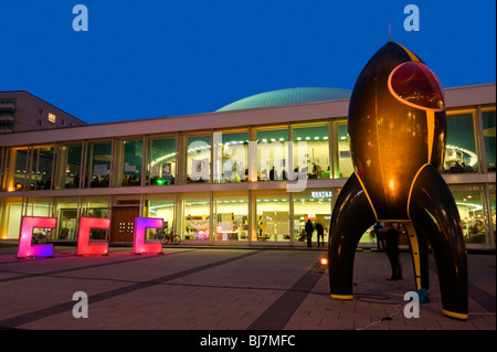 Lettere luminose e Fairydust rocket davanti al Centro Congressi di Berlino bcc durante il caos Congresso di comunicazione 26C3 Foto Stock