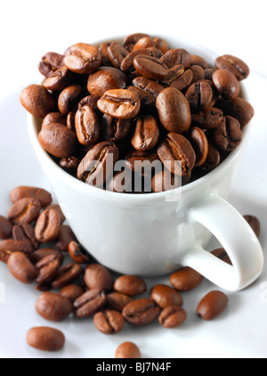 I chicchi di caffè in una tazza di caffè. Stock Photo. Foto Stock