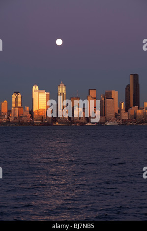 Immagine retrò di Seattle Skyline da West Seattle con Moonrise sulla città e Elliott Bay con le luci della città Seattle Washington state USA Foto Stock