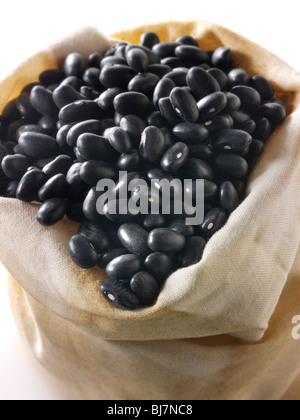 Fagioli neri interi secchi - primo piano top shot full frame. Foto Stock