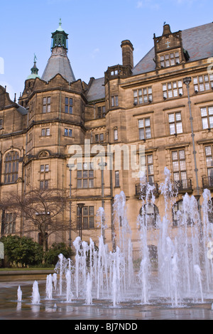 Sheffield Town Hall e la fontana nella pace dei giardini. Foto Stock