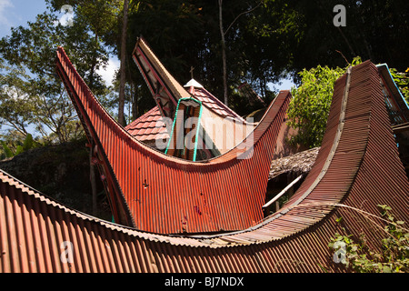 Indonesia Sulawesi, Tana Toraja, Lokomata, tongkonan tradizionali tetti grave Foto Stock