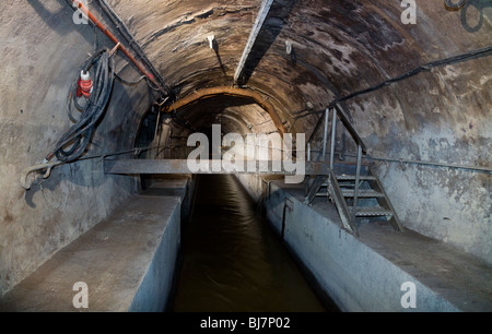 Il tunnel delle fognature scaricare all'interno delle fogne di Parigi - Visita Des Egouts de Paris / fogna visita museo di Parigi, Francia. Foto Stock