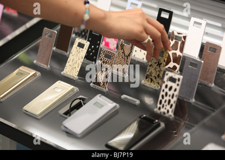 I clienti dello shopping di nuovi telefoni mobili in phone store in Tokyo, Giappone, 2007. Foto Stock