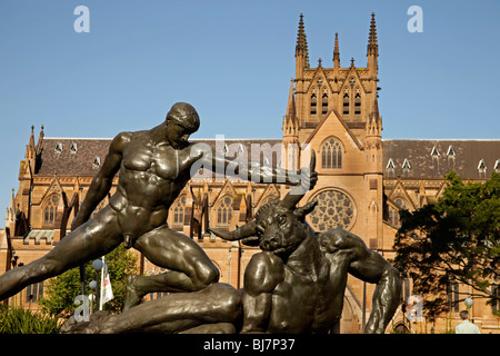 Archibald Fontana con Teseo che uccide un minotauro e Chiesa di San James a Sydney, Nuovo Galles del Sud, Australia Foto Stock