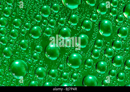 Sfondo astratto di gocce di acqua su vetro Foto Stock