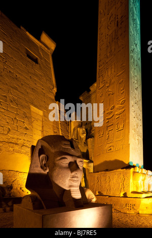 Pilone, Obelisco e testa di Ramses II, del Tempio di Luxor in Egitto Foto Stock