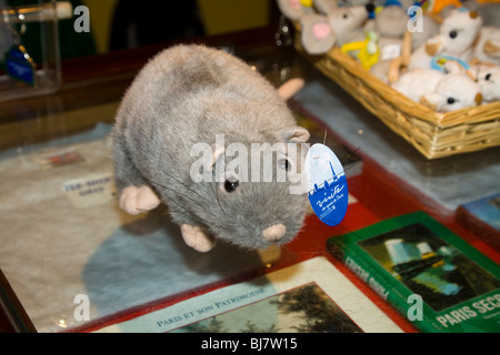 Giocattolo morbido rat nel negozio di articoli da regalo @ il giro turistico di Parigi fognature - Visite Des Egouts de Paris / fogna visita a Parigi, Francia Foto Stock