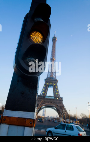 Ambra traffico francese luce / segnale di Parigi con la Torre Eiffel dietro. La Francia. Foto Stock