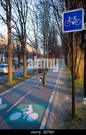 Cicli di ciclista lungo una bicicletta francese / Bici / / ciclo corsie / lane a Parigi. La Francia. Foto Stock