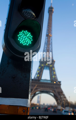 Francese verde semaforo / segnale di Parigi con la Torre Eiffel dietro. La Francia. Foto Stock