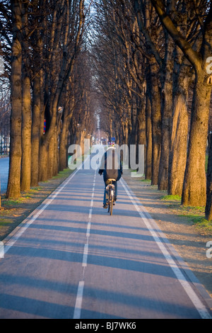 Cicli di ciclista lungo una bicicletta francese / Bici / / ciclo corsie / lane a Parigi. La Francia. Foto Stock