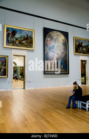 Un turista in galleria di vecchio tipo master pittura / dipinti / capolavori: il Palais du Louvre Museo / Musee. Parigi, Francia Foto Stock