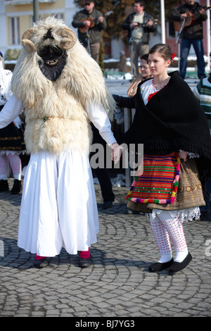 Tradizionale ungherese ballerini Sokrac nella piazza principale a molla Busojaras festival 2010 Mohacs Ungheria - Stock foto Foto Stock