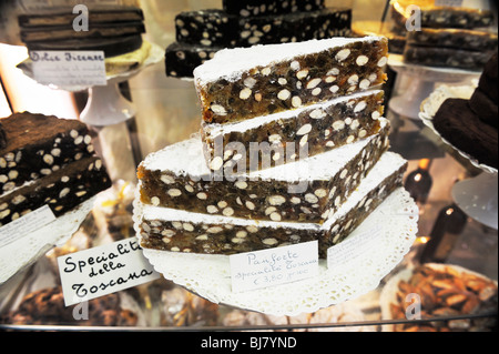 Il Panforte. Italiano tradizionale di frutta e dado dessert torta di specialità alimentari. Delicatessen negozio alimentari la finestra di visualizzazione, Toscana, Italia Foto Stock