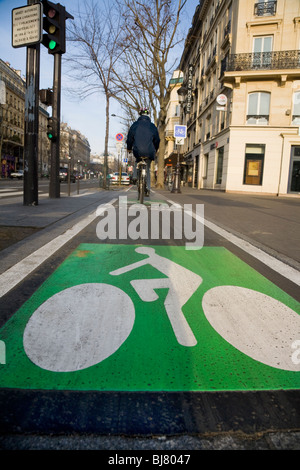 Cicli di ciclista lungo una bicicletta francese / Bici / / ciclo corsie / lane a Parigi. La Francia. Foto Stock