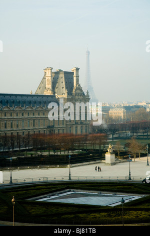 La Torre Eiffel su capovolto piramide & aria aperta il cortile del museo del Louvre / Musee / Palais du Louvre. Parigi, Francia. Foto Stock