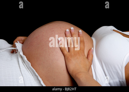 8 mese di gravidanza della donna di 30 anni di età con baby bump Foto Stock