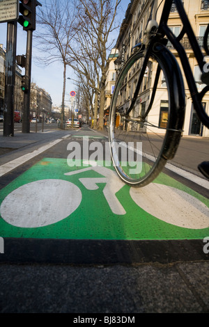 Cicli di ciclista lungo una bicicletta francese / Bici / / ciclo corsie / lane a Parigi. La Francia. Foto Stock