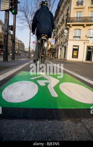 Cicli di ciclista lungo una bicicletta francese / Bici / / ciclo corsie / lane a Parigi. La Francia. Foto Stock